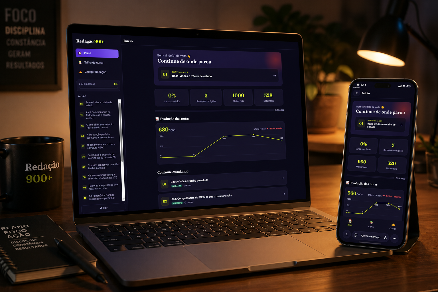 Redação 900+ aberto no notebook e no celular, mostrando o painel do aluno com a evolução das notas